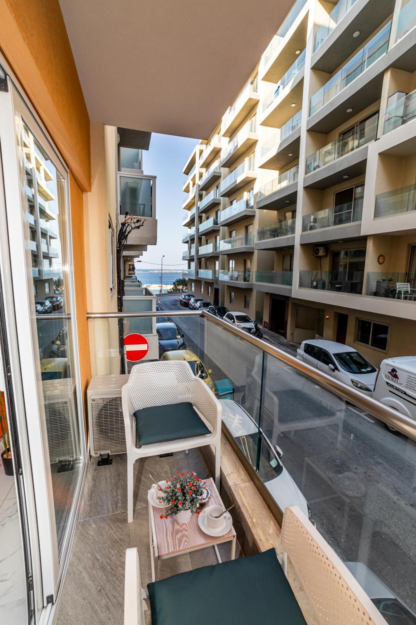 Sea Breeze, Spacious 2-Bedroom Lux Seaside Apartments St. Paul's Bay Luaran gambar