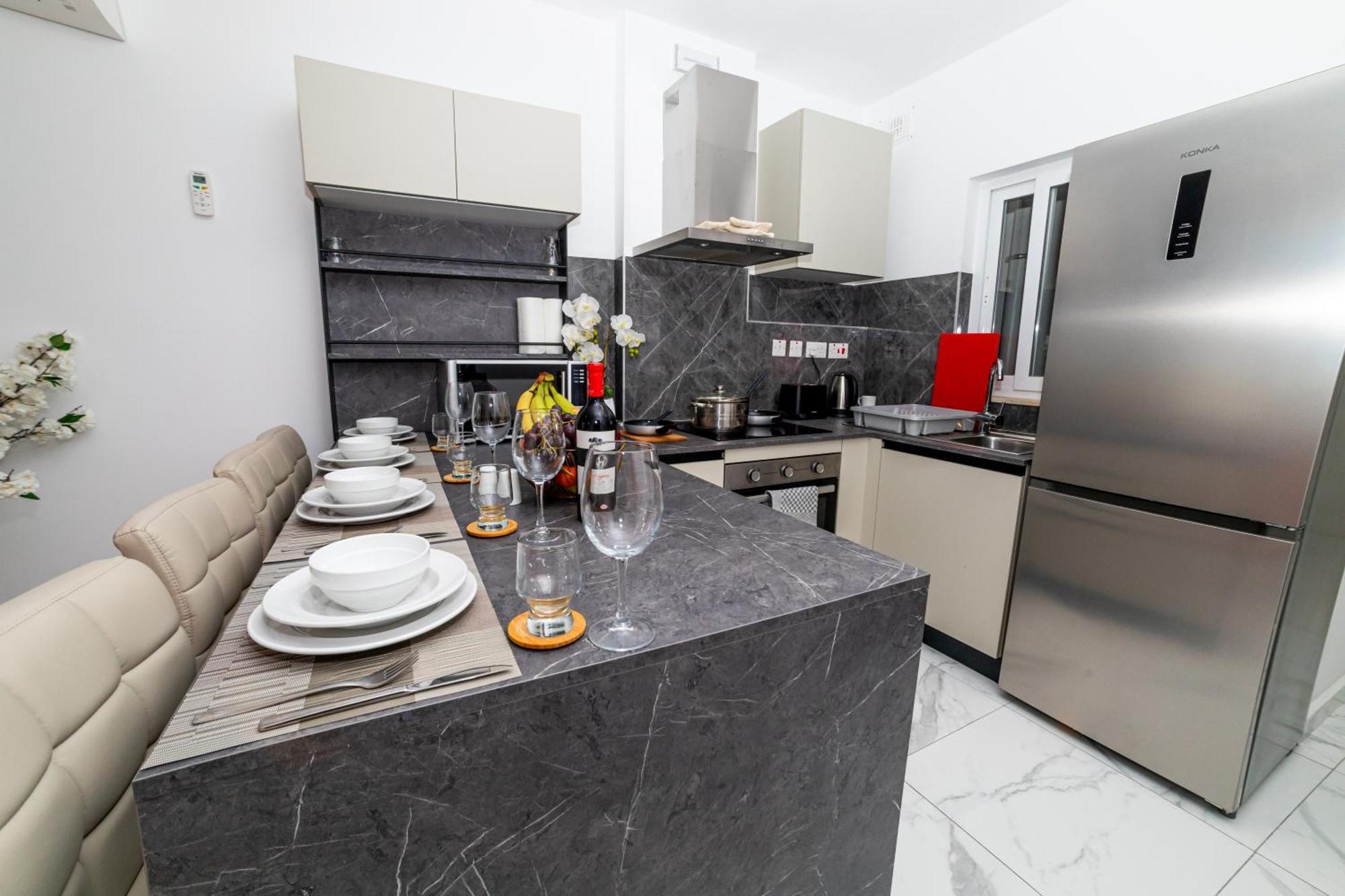 Sea Breeze, Spacious 2-Bedroom Lux Seaside Apartments St. Paul's Bay Luaran gambar